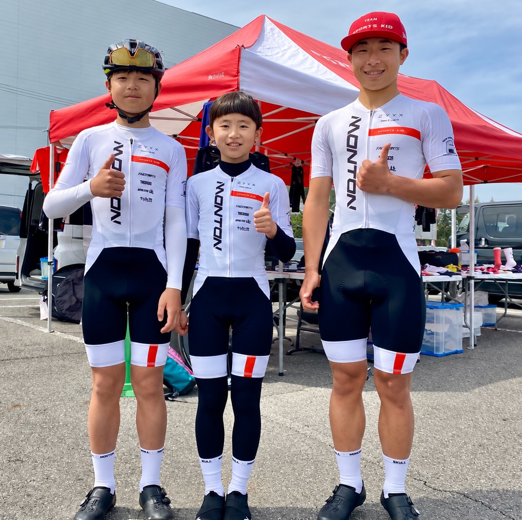 MONTONのワンピースを着用した3人
